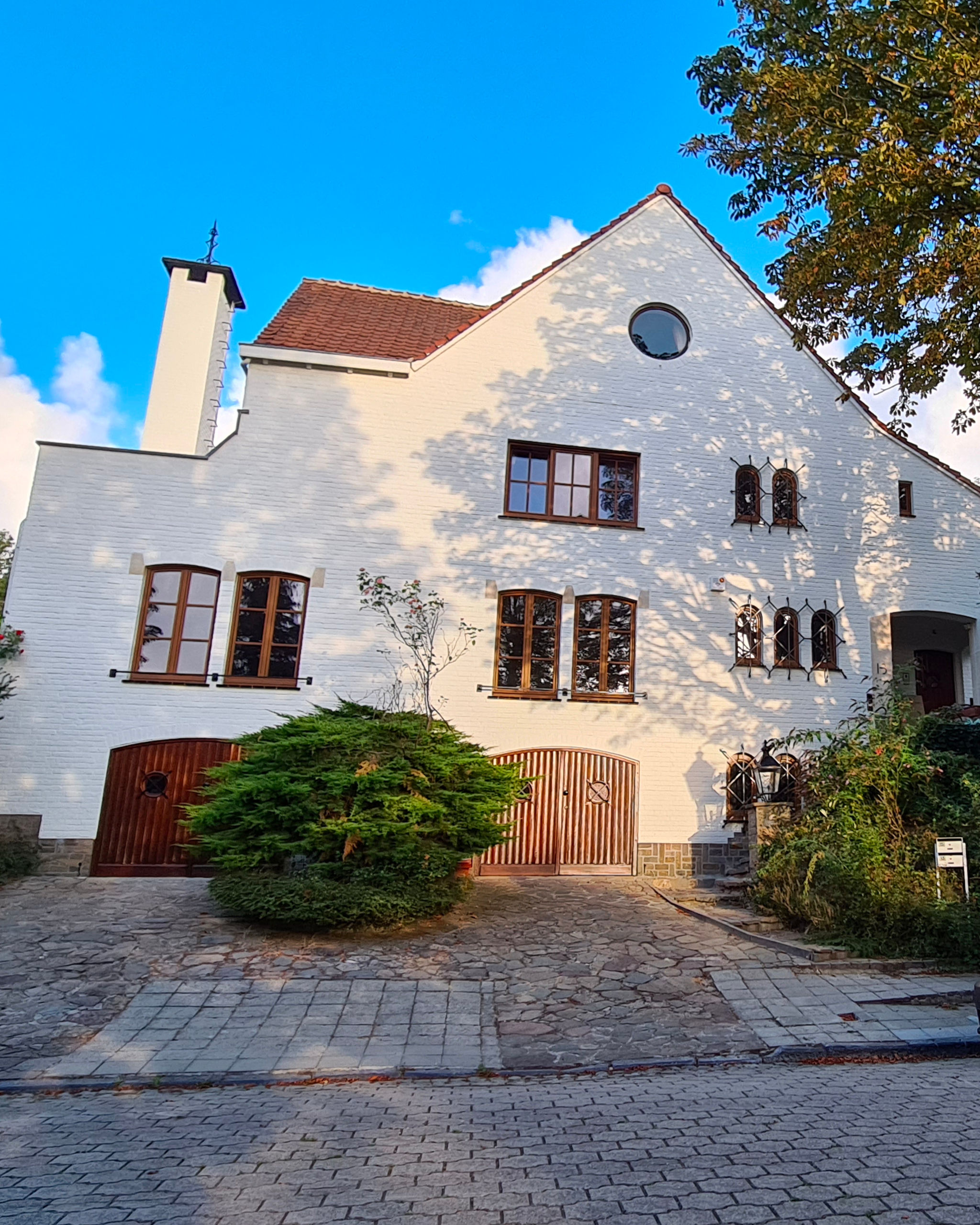 facade-blanche-maison-auderghem